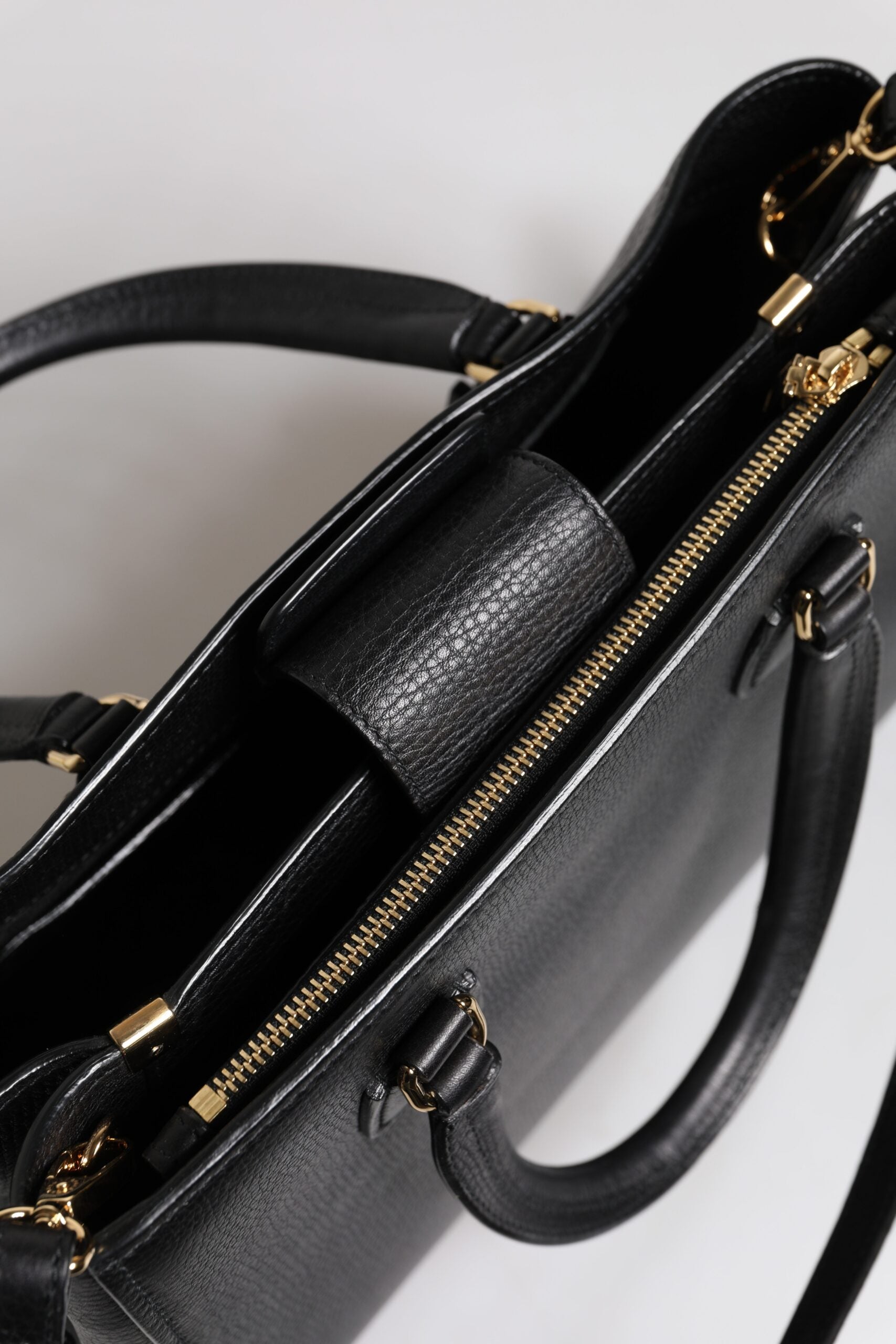 Dolce & Gabbana Black Leather Calf Logo Plaque Shoulder Handbag Bag