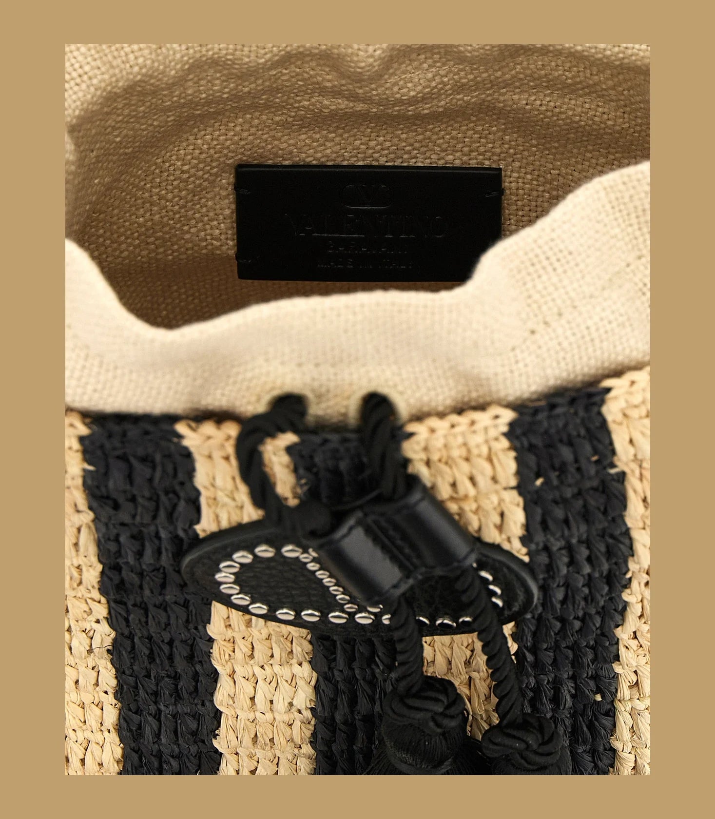 Valentino Garavani Bucket Bag in black, Straw — view 4