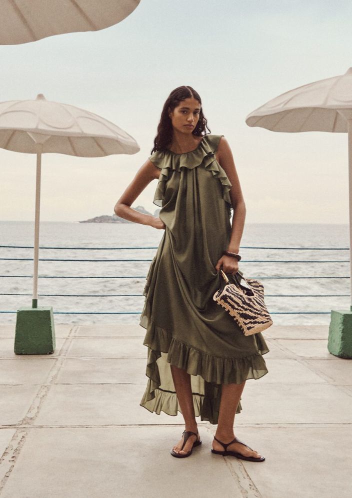 Coastal Chic Outfit Ideas: Breezy Looks with a Luxe Twist Coastal Chic Outfit Ideas: Breezy Looks with a Luxe Twist