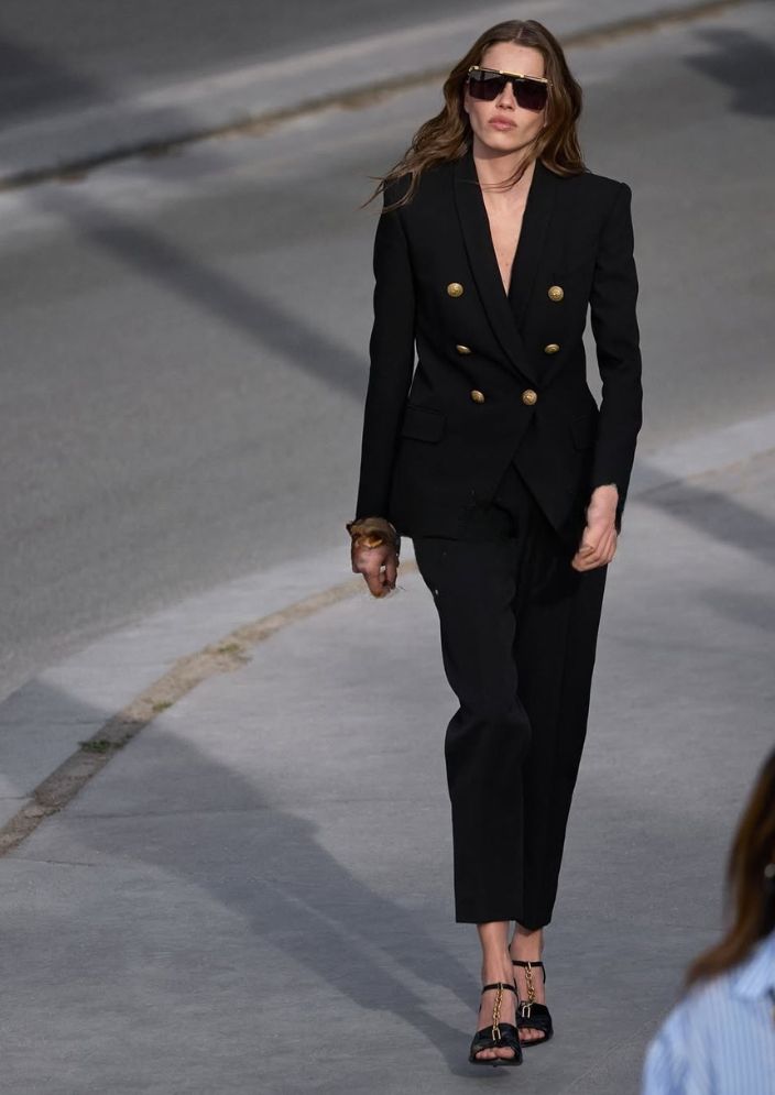 The 5 Key Pieces Defining the New Season: From Power Dressing and Sculptural Bags, Discover the TRENDS Shaping 2025 Fashion.