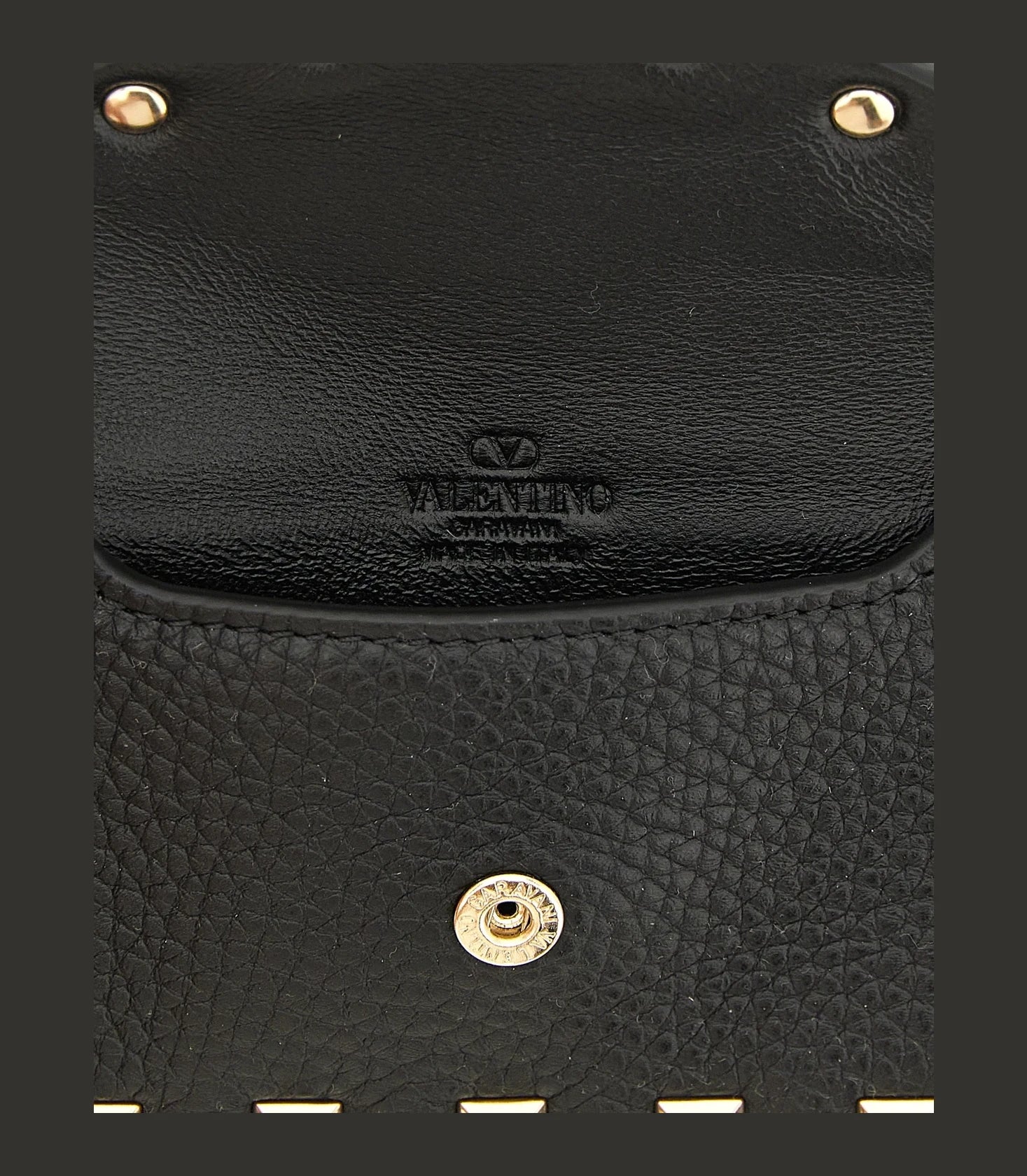 Valentino Garavani Keychain in black, Calfskin Leather — view 3